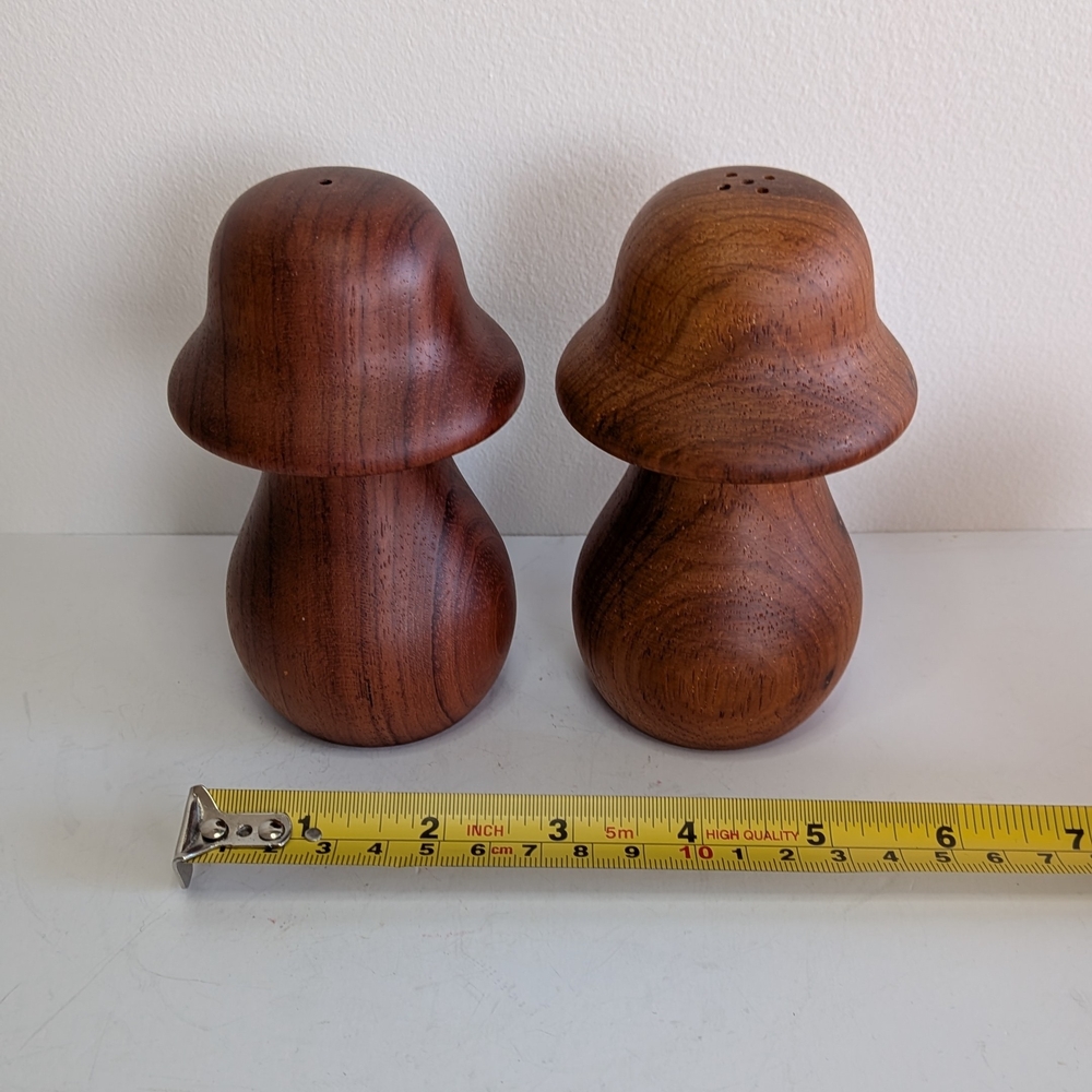 Merry Mushroom Wooden salt and pepper shakers Set Arnels MCM kitchen decor - Picture 7 of 7